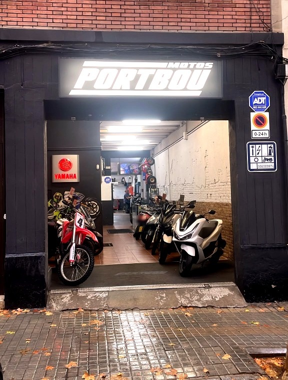 Fachada oficial y entrada a pie de calle Motos Portbou en Carrer de Portbou 28